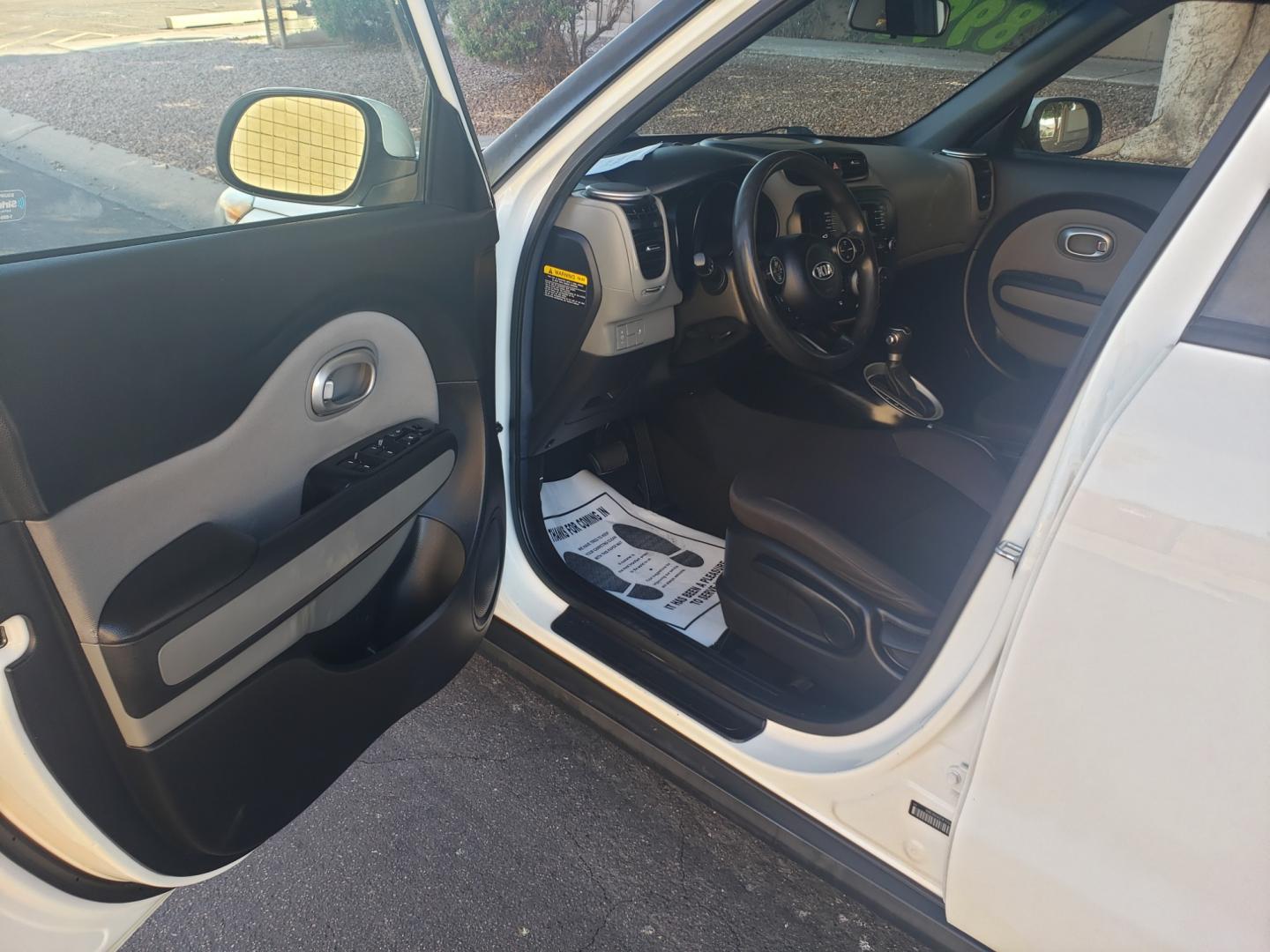 2015 WHITE /gray and black Kia Soul base (KNDJN2A27F7) with an 1.6L L4 DOHC 16V engine, 5-Speed Automatic transmission, located at 323 E Dunlap Ave., Phoenix, AZ, 85020, (602) 331-9000, 33.567677, -112.069000 - Photo#8